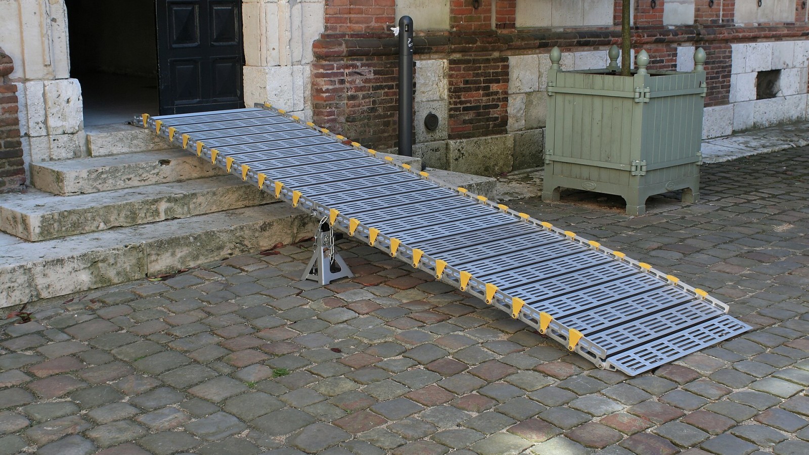 Chartres, hôtel Montescot : rampe PMR.