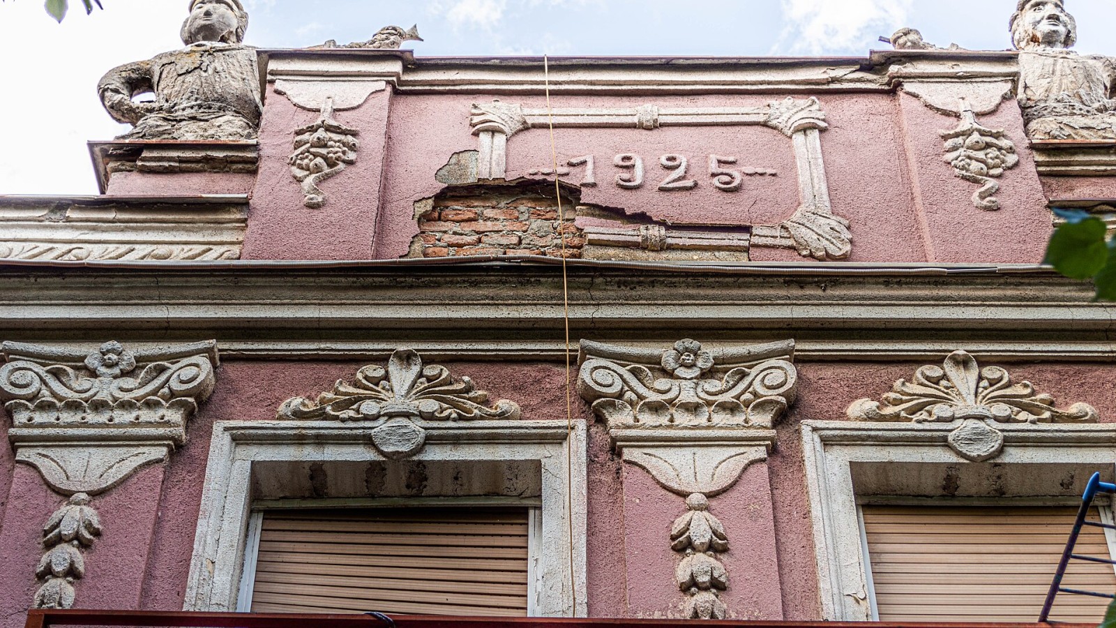 The Prishtina Monography by Sanije Gashi says that the house belonged to Mile Lazic, who had previously bought it from a priest. On the ground floor was the bakery run by Abdurrahim Furrunxhi, known in the city as the "b
