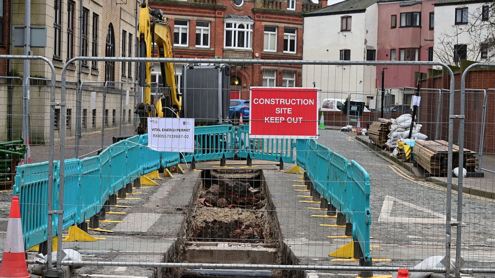 A view of excavation work progress (and a lack of workers) for the installation of heating pipes along Gandhi Way as part of the Hull District Heat Network project.