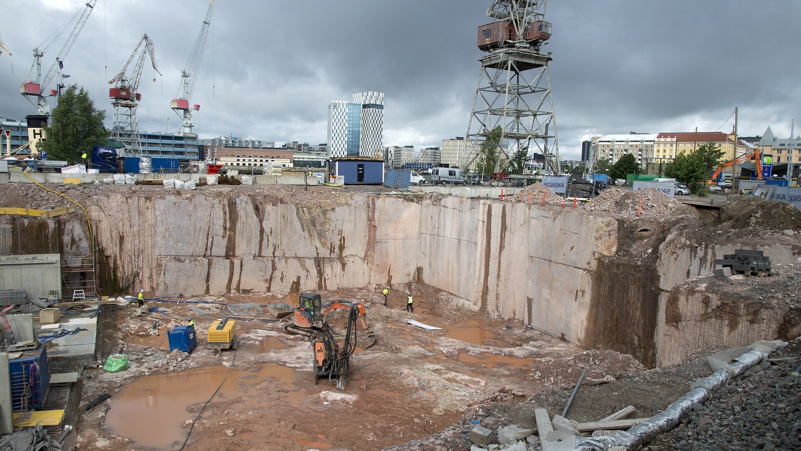 Telakkaranta (by Telakkakatu street respectively) is a new part of Punavuori, consisting of both residential and office buildings. This particular construction site is where the popular music venue Nosturi located until