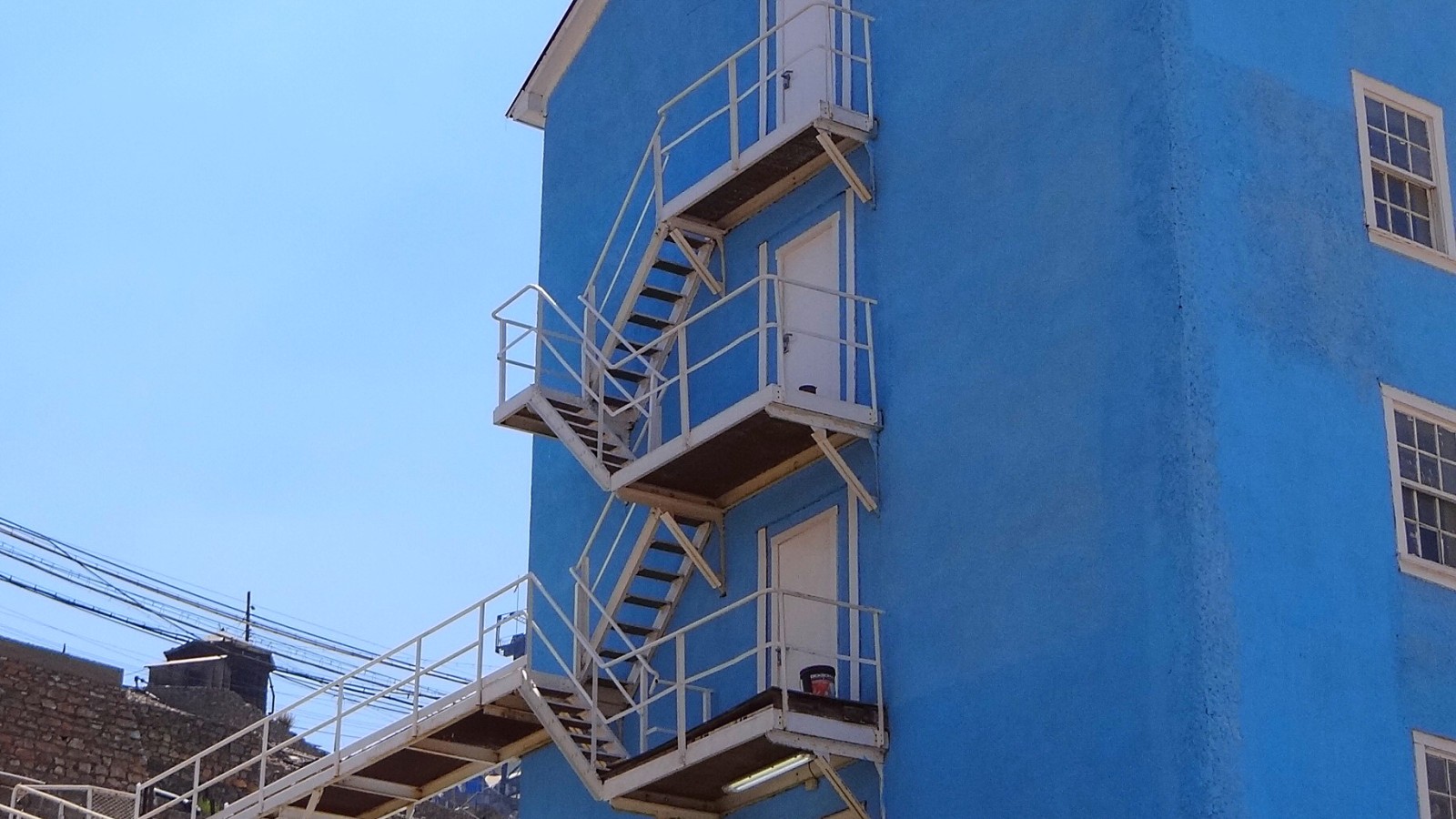 Sewell EDNI-150: "Camarote de Solteros", singles residential building, i.e. for men living alone without families. Built in 1940, platform-frame wooden construction, approx. 2170 m a.s.l. Five floors with a central inter