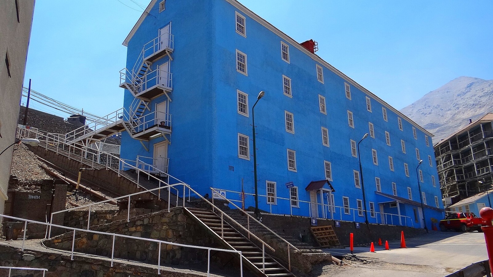 Sewell EDNI-150: "Camarote de Solteros", singles residential building, i.e. for men living alone without families. Built in 1940, platform-frame wooden construction, approx. 2170 m a.s.l. Five floors with a central inter