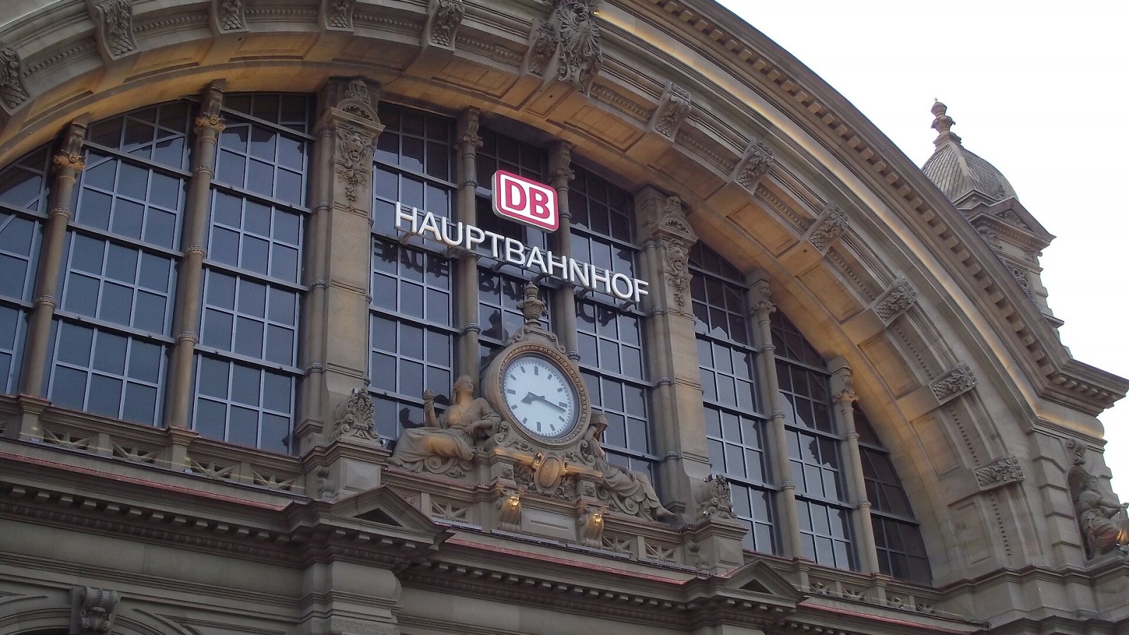 Bahnhofsviertel. Am Hauptbahnhof In 1881, the German architect Hermann Eggert won the design contest for the station hall, his runner-up in the contest, Johann Wilhelm Schwedler was made chief engineer for the steel-rela