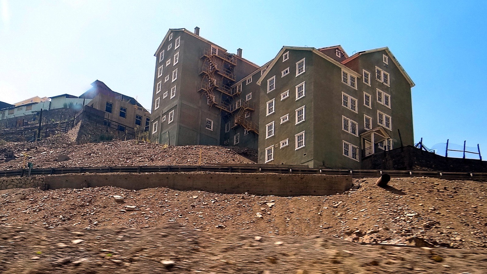 Sewell EDNI-152-K: Family residential building. 25 flats of 65 m2 with living room, kitchen, bathroom and two bedrooms. Balloon frame construction with nine staggered levels. Built in 1945, 2100 m a.s.l.