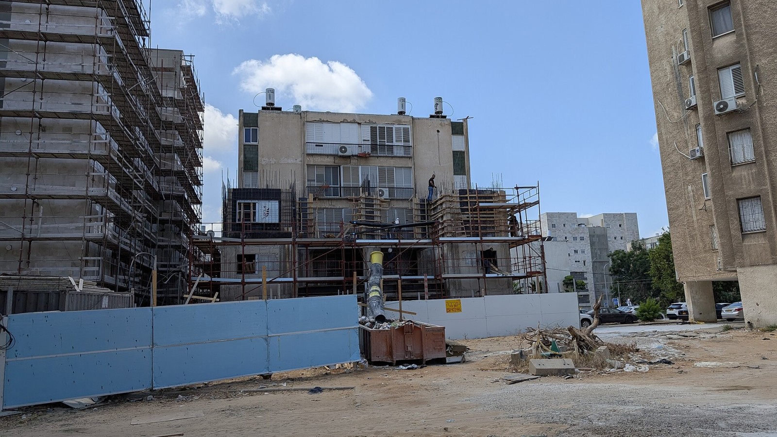 Residential building under construction on Jabotinsky Boulevard, Ashdod, 2025