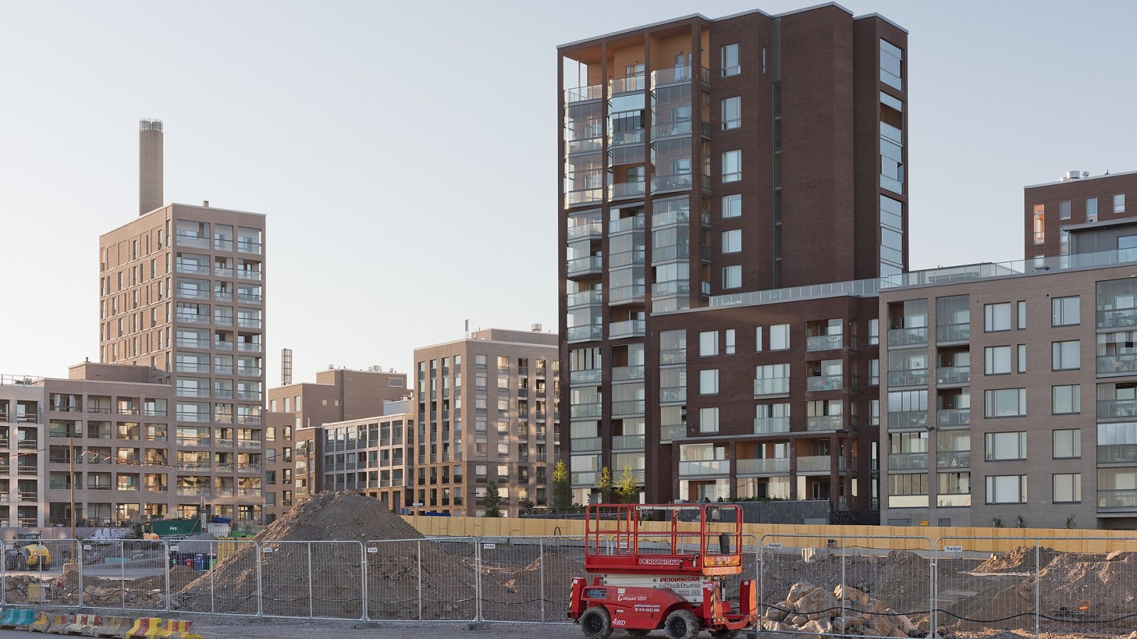 New residential construction in Sompasaari, Sörnäinen, Helsinki, Finland in 2021 July. A view from Vinsentinkatu.