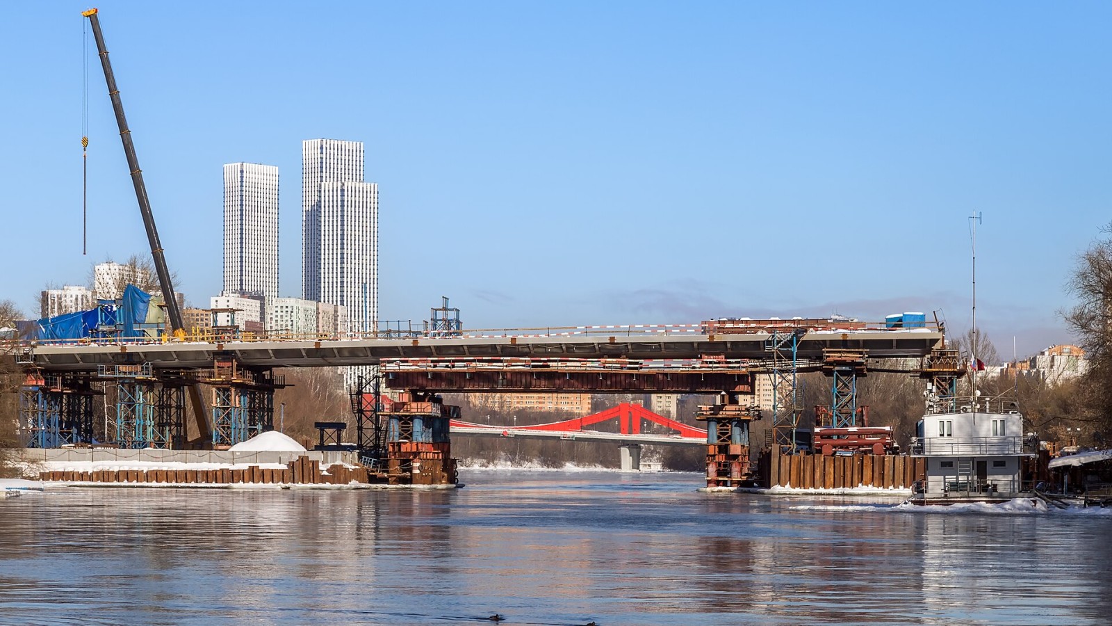 Construction of a bridge across the Moskva River on Novozavodskaya Street. Filevsky Park, Moscow.