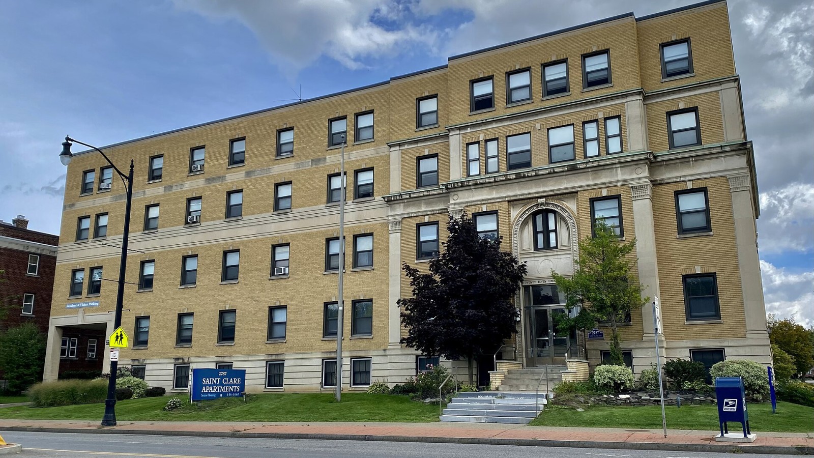 The Saint Clare Apartments, 2787 Main Street at Benwood Avenue, Buffalo, New York, September 2022. Built of steel-reinforced concrete with an attractive blonde brick exterior, this is a good example of the Neoclassical s