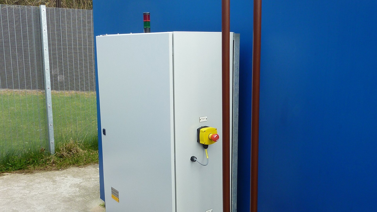 This 50 litre per minute fuel polishing system is fitted to a 10,000 litre holding tank of diesel fuel at a UK Hospital. The fuel powers a backup power diesel generator which provides critical power should the main power