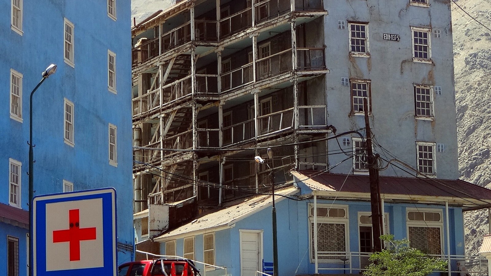 Sewell EDNI-037-S: Approx. 2170 m a.s.l., platform frame construction with four floors and external stairs and arcades. Upper floors with apartments for families, first floor for singles.