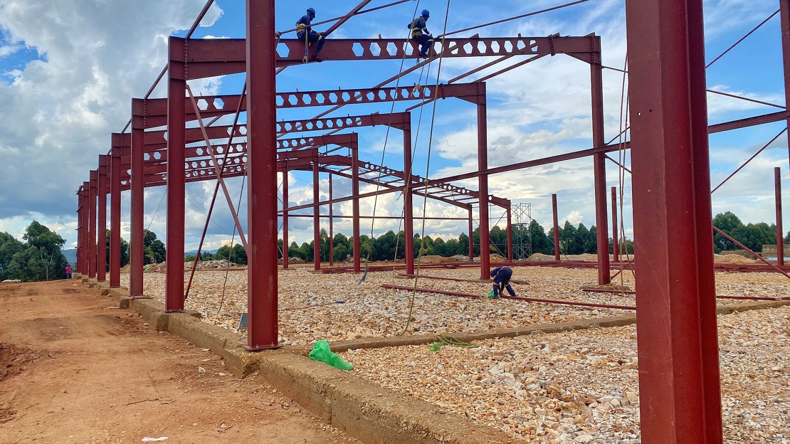 The columns or pillars are supposed to be vertical at 90 degrees and the workers have to ensure that they are perfectly vertical. Kyamuhunga is known for its green tea plantations/estates. Its green tea is also known as