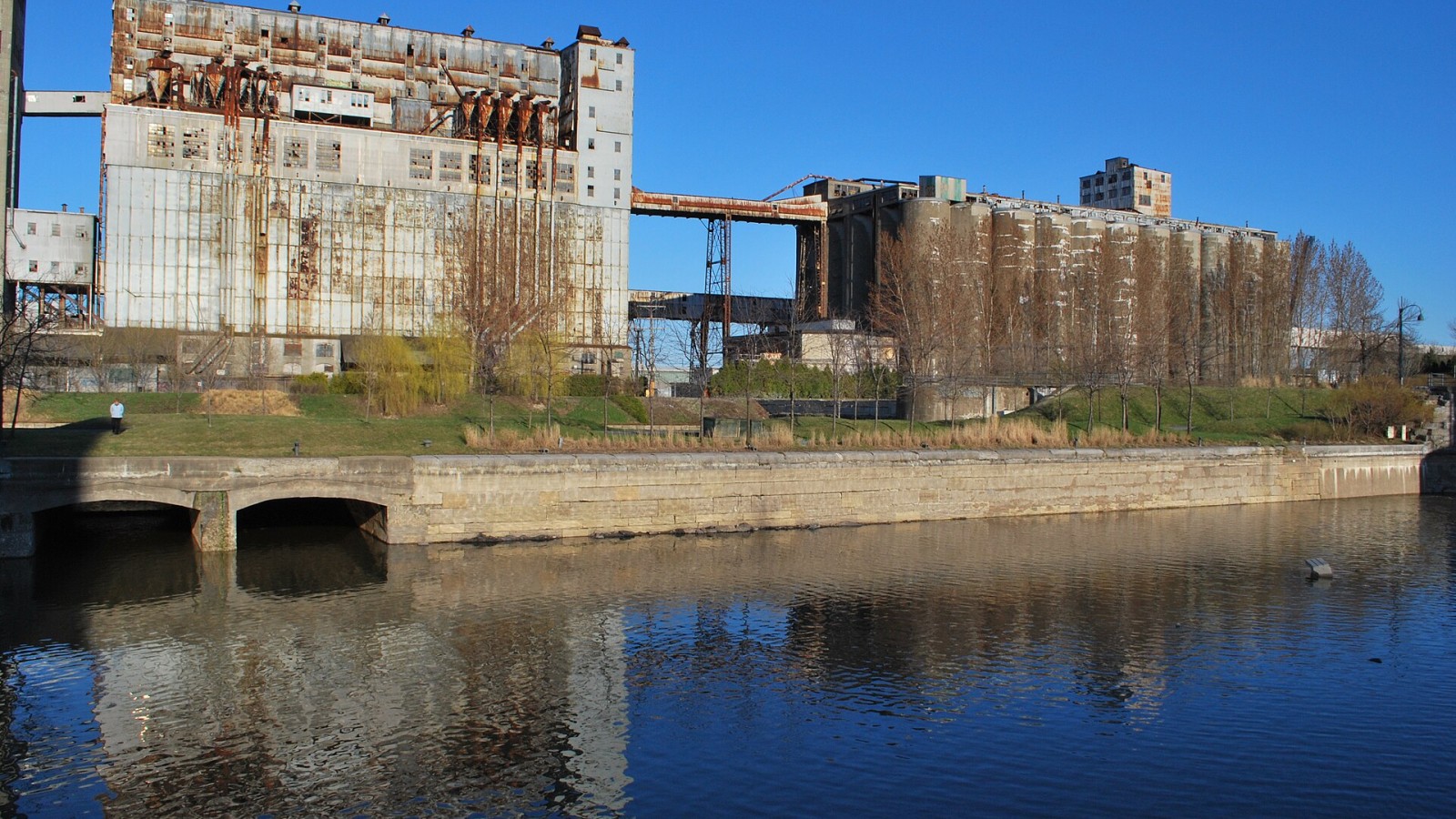 Silo No. 5 was first constructed between 1903 and 1906 at the Old Port of Montreal as part of the infrastructure program. At the time of its construction it was the world's leading exporter of grain.