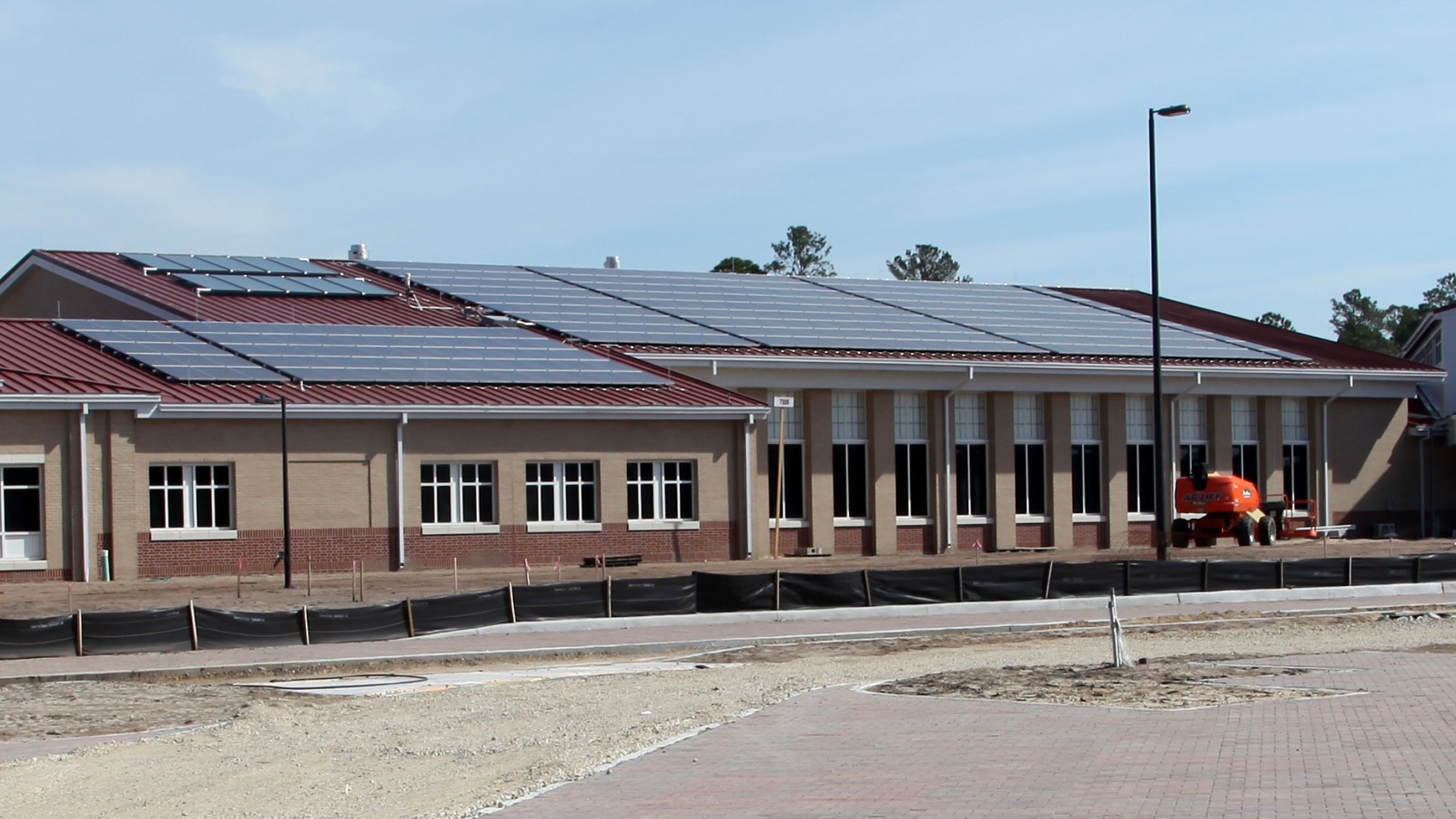 The new Murray Elementary School includes 456 solar photovoltaic panels and 10 solar water heating panels on the roof. These panels will augment the facility's total electrical usage, and heat about 40 percent of the bui