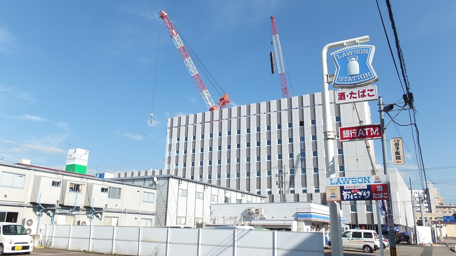 建設中の仙北組合総合病院新病棟（大曲厚生医療センター）。現病院にほど近い旧ジョイフルシティ跡地に建設が進められている。秋田県道36号線より撮影。