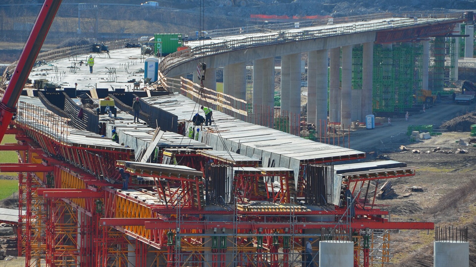 The new Pesnica viaduct will be a relatively low, 912.6-meter-long double-track railway viaduct. It is designed as a series of frame structures connected into an integral structure without bearings. This design concept a