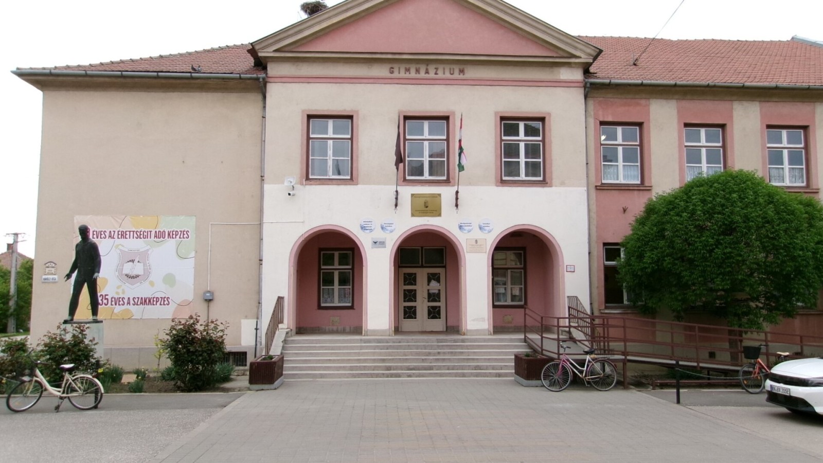 The school building with the inscription 'Gimnázium' (High School) in Kunszentmárton was originally intended to be a kindergarten teacher training school based on the plans of a design office from Szeged. Construction be