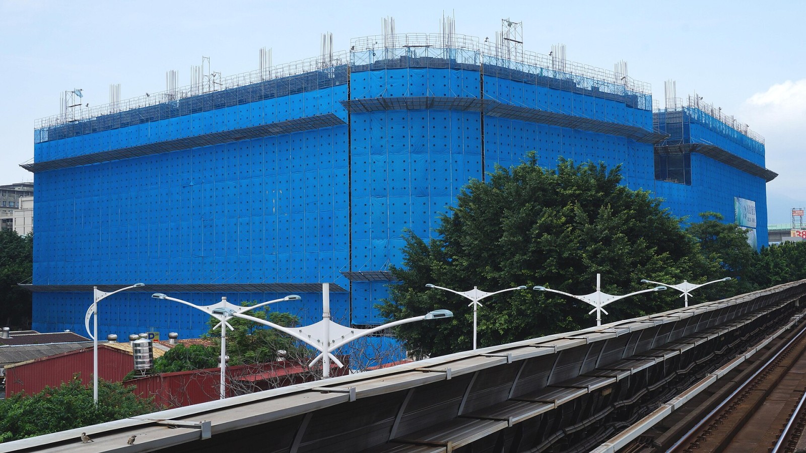 從臺北捷運圓山站第二月臺遠望臺北市大同區明倫公共住宅建築工地。