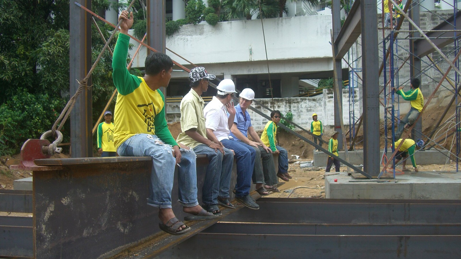 The developer Haim Bar-David, the architect Mario Kleff and the Wandeegroup employees on the construction site of the Wongamat Tower