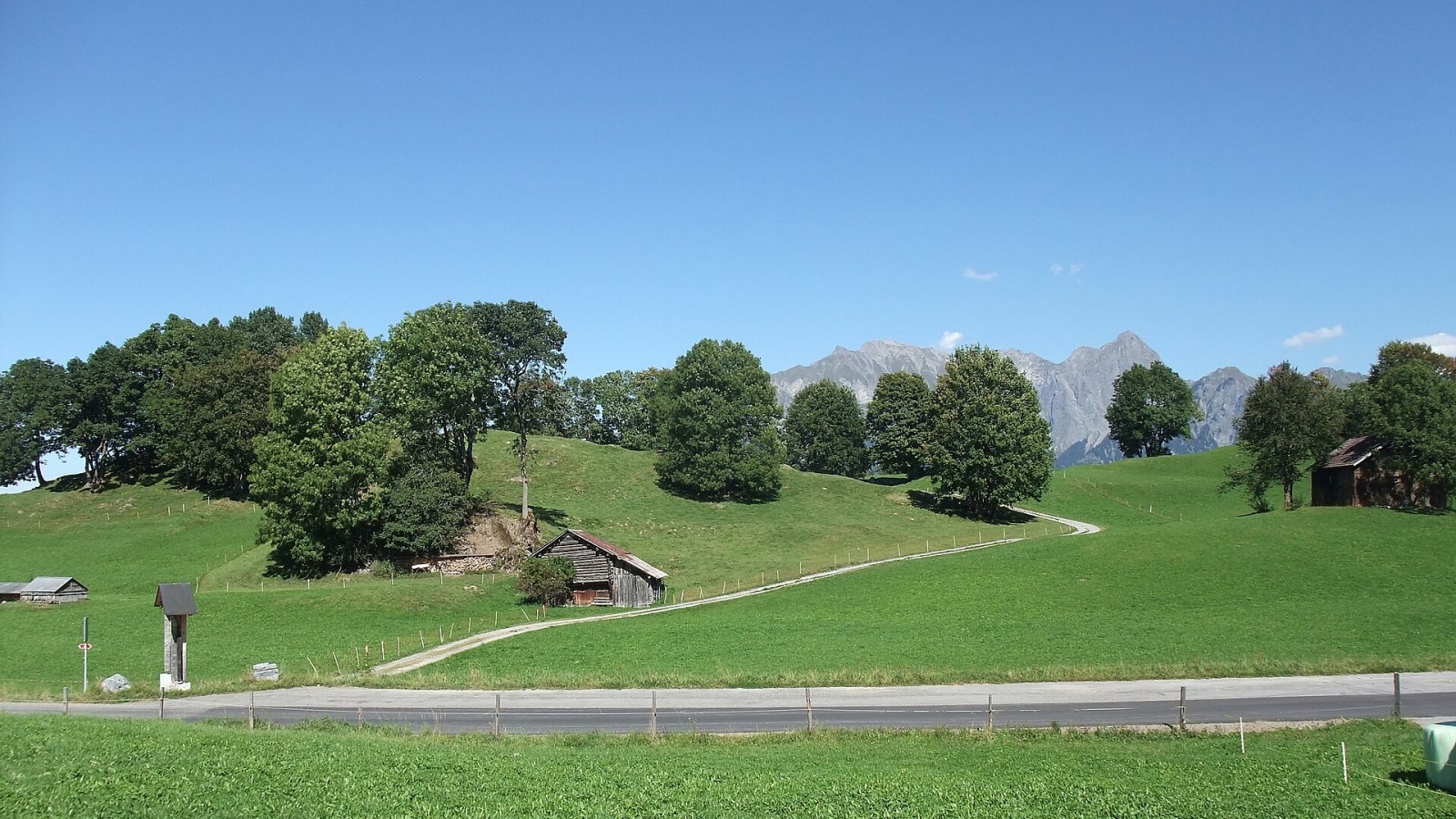 Under this area are the central facilities of the fortress. Below the lane, where there is the elevator, was a shaft open to the surface during the construction period. Besides there was a stationary concrete plant. Abov