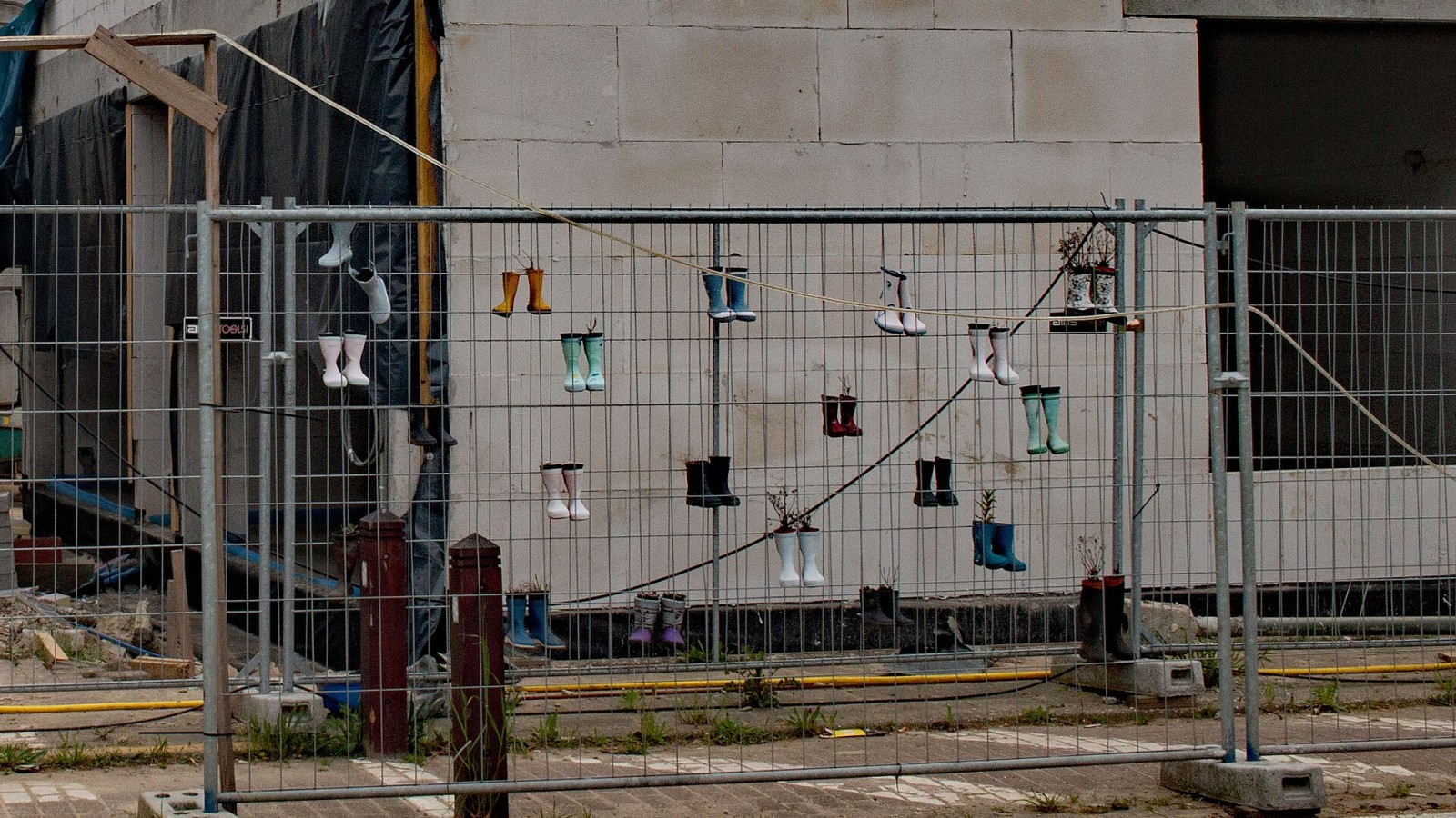Veiligheidshekken tijdens werken aan de school "Triangel" in Booischot, België