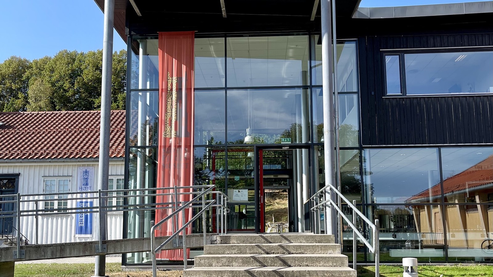 The Slottsfjells Museum (Norwegian: Slottsfjellsmuseet), a museum of local/regional history and culture in Tønsberg, Norway: Museum buildings, main entrance, wheelchair ramp, sunny day, blue sky, etc.