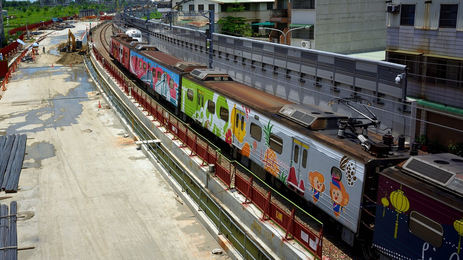 ​臺南市區鐵路地下化計畫工程，臺灣鐵路管理局電聯車EMU557。