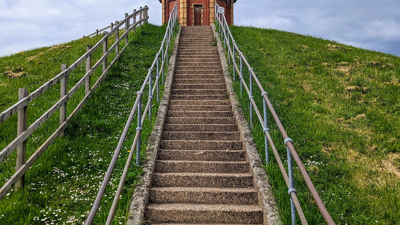 This tower (and a similar one at the north end of the reservoir) were built by the East London Waterworks Company. They contain valves to control the flow of water pumped between the river and the reservoirs. Source: htt
