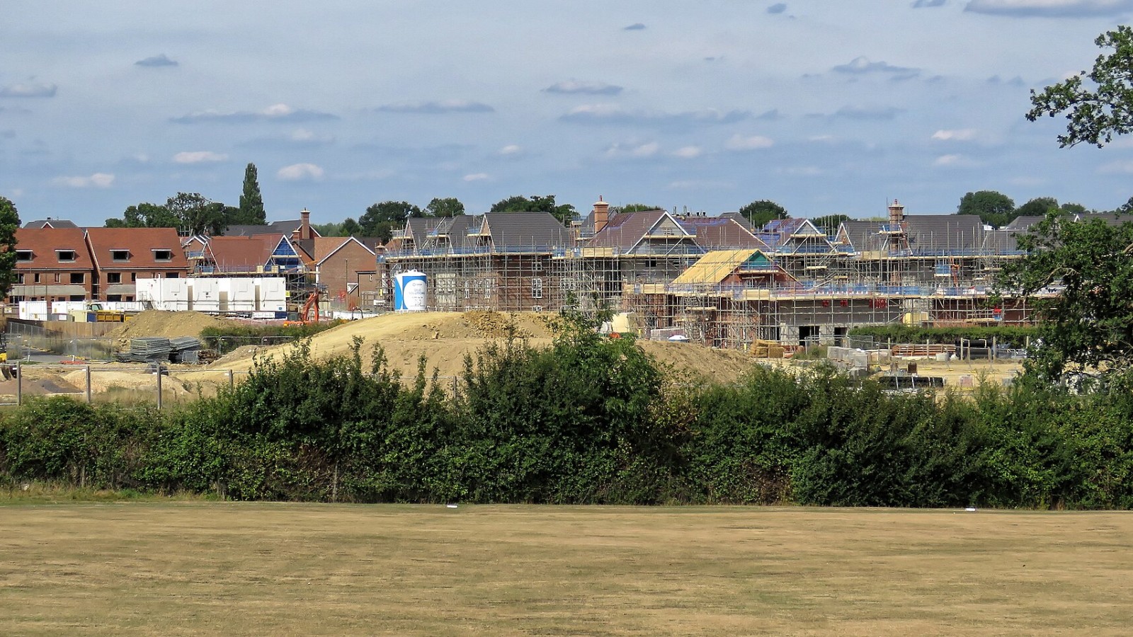 A housing construction site at Southwater, West Sussex, England.Camera: Canon PowerShot SX60 HSSoftware: File lens-corrected, optimized, perhaps cropped, with DxO PhotoLab, and likely further optimized with Adobe Photosh