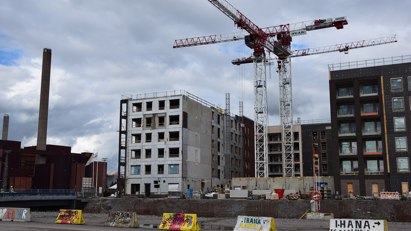 Näkymä Nihdinrannasta Nihdinkanavan yli rakenteilla olevaan Saton asuinrakennukseen, Sompasaarenlaituri 16. Oikealla rakenteilla Lumon asuinrakennus, Vinsentinaukio 4. Vasemmalla Hanasaari Power Plant. Edustalla betonipo
